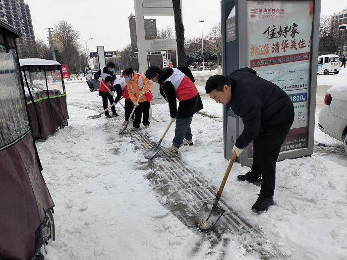 團(tuán)縣委組織大學(xué)生志愿者開展清雪除冰志愿服務(wù)活動(dòng)