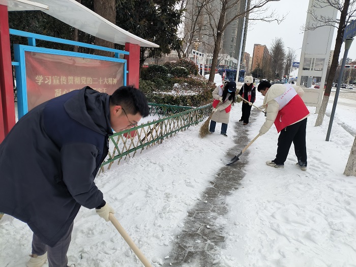 團(tuán)縣委組織大學(xué)生志愿者開展清雪除冰志愿服務(wù)活動(dòng)