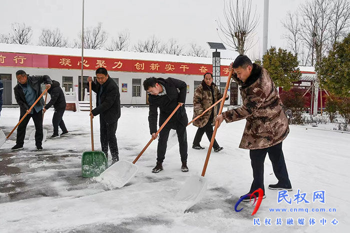 人和鎮(zhèn)以雪為令積極開展掃雪鏟冰行動(dòng)