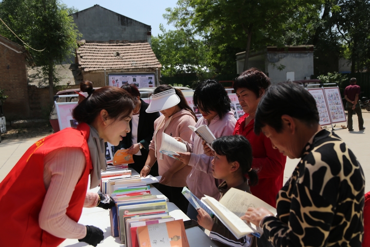 民權(quán)縣圖書館開展全民閱讀推廣進鄉(xiāng)村活動