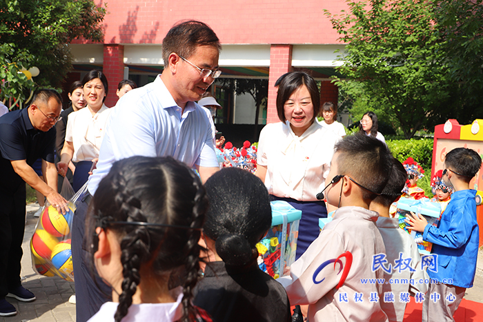 縣領導“六一”看望慰問師生 向全縣少年兒童祝賀節(jié)日