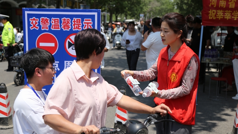 民權(quán)縣圖書館組織開展 “閱讀點(diǎn)亮未來·助力高考?jí)粝搿敝驹阜?wù)活動(dòng)