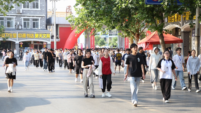 民權(quán)縣圖書館組織開展 “閱讀點(diǎn)亮未來·助力高考?jí)粝搿敝驹阜?wù)活動(dòng)