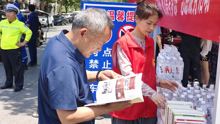 民權(quán)縣圖書館組織開展 “閱讀點(diǎn)亮未來·助力高考?jí)粝搿敝驹阜?wù)活動(dòng)