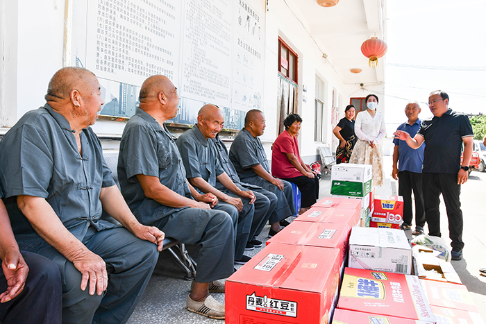 人和鎮(zhèn)黨委書記白守玉端午節(jié)慰問敬老院老人