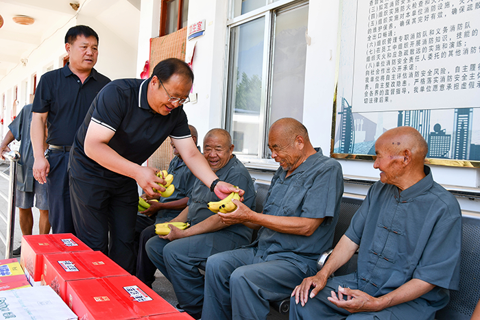 人和鎮(zhèn)黨委書記白守玉端午節(jié)慰問敬老院老人