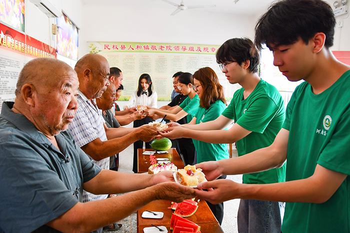 河南農(nóng)業(yè)大學(xué)學(xué)子走進(jìn)人和鎮(zhèn)敬老院