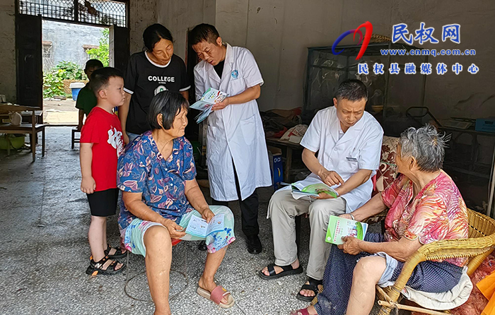 野崗鎮(zhèn):汛期健康宣傳進農(nóng)家