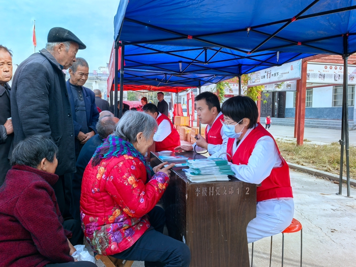 河南大學(xué)第一附屬醫(yī)院醫(yī)療服務(wù)隊(duì)到莊子鎮(zhèn)開展義診服務(wù)活動(dòng)