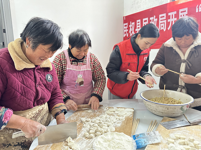 雙塔鎮(zhèn)社工站“濃濃餃子香，暖暖冬至情”主題活動